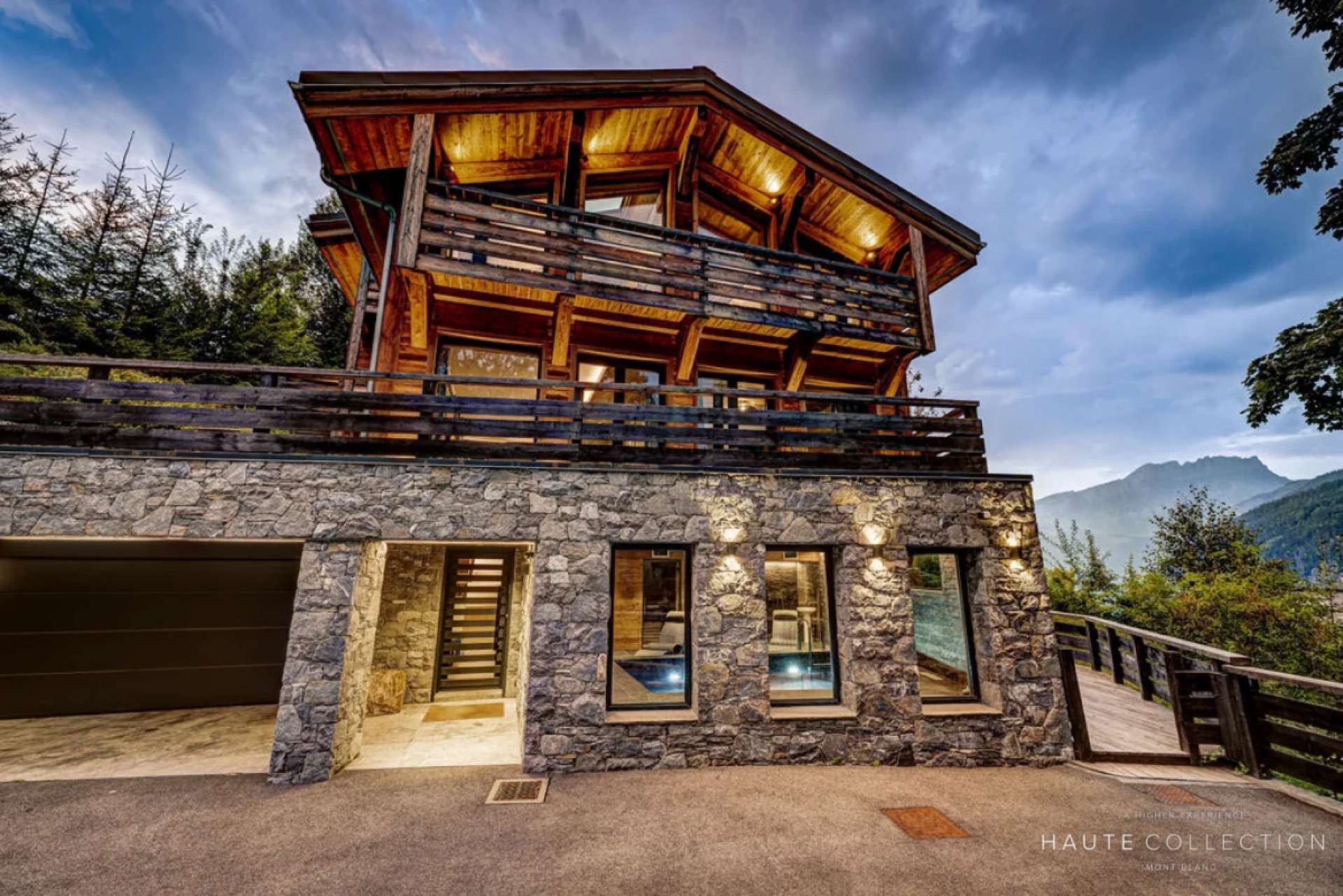 Chalet de prestige illuminé au crépuscule, massif du Mont-Blanc