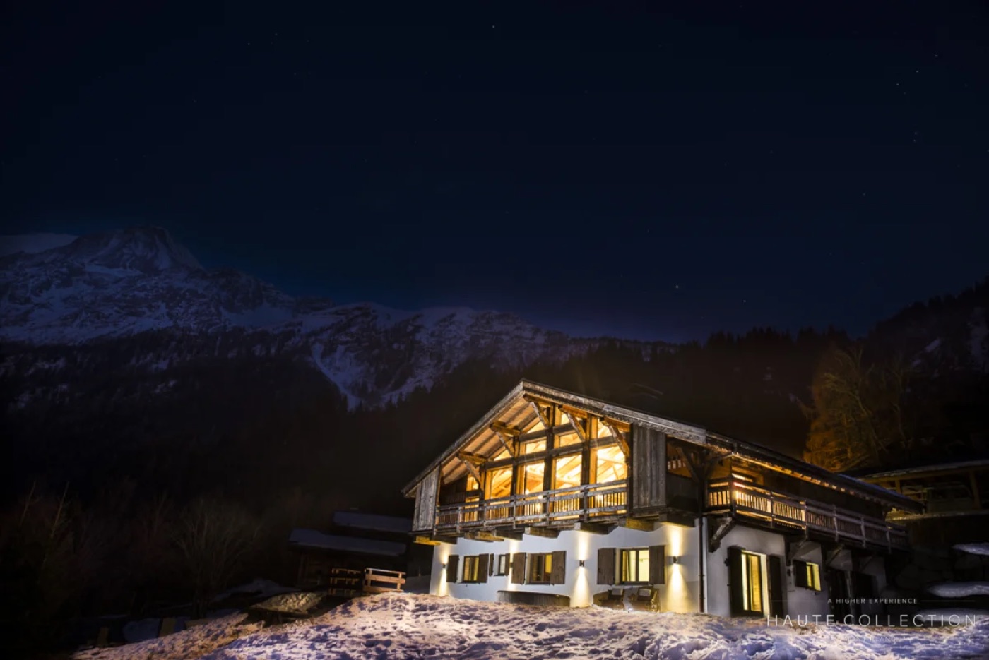 Chalet Norel illuminé de nuit